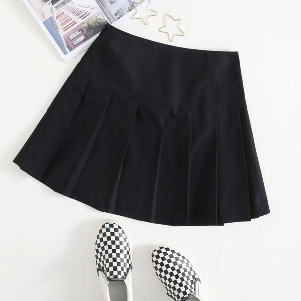 Solid pleated mini skirt
